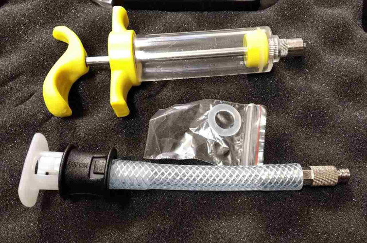 Dozownik Oleju I Barwnika Z Szybkozłączem I Z Zaworem 20ml | IN1021.R1